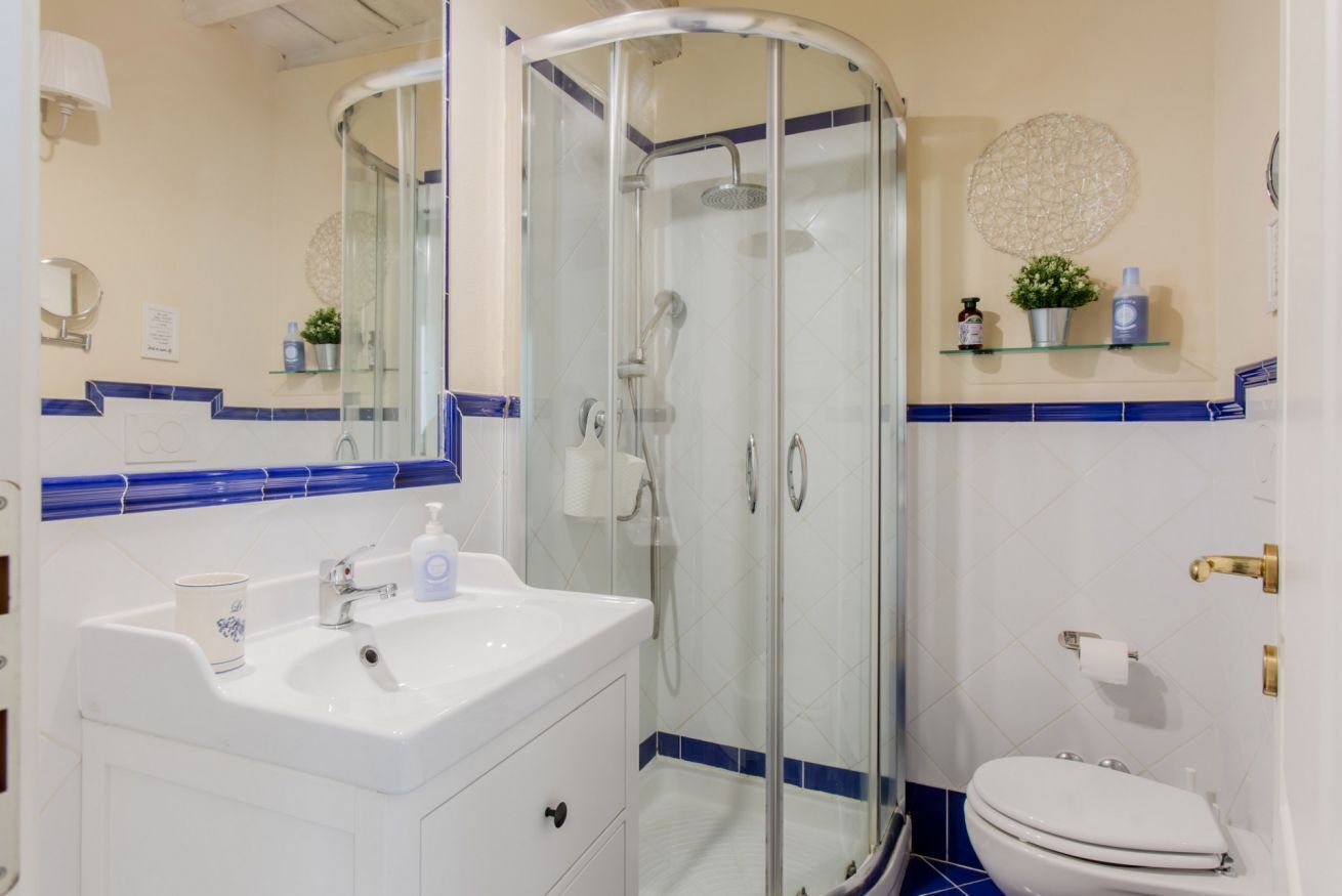 Douche, sèche-cheveux, bidet, serviettes fournies