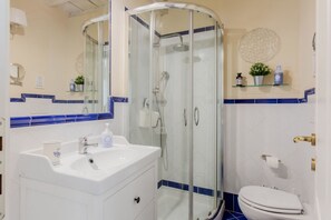 Douche, sèche-cheveux, bidet, serviettes fournies