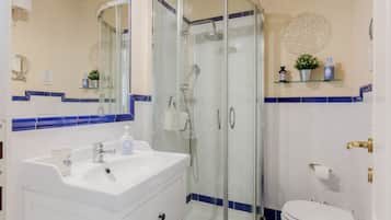 Doccia, asciugacapelli, bidet, asciugamani