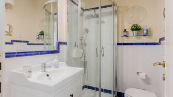 Regadera, secadora de cabello, bidet, toallas