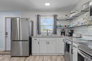 Fridge, microwave, oven, stovetop - Charming 2-Bedroom Retreat, Pool - Casa Turtle Cove - Roelens (Cape Coral)