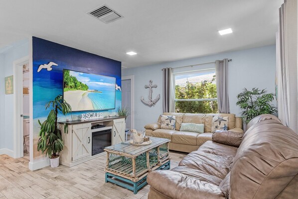 Smart TV - Charming 2-Bedroom Retreat, Pool - Casa Turtle Cove - Roelens (Cape Coral)