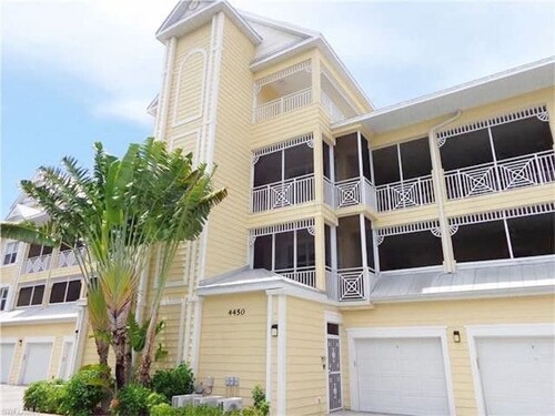 Beautiful  2-bed. 2-bath Condo, just one mile to  Barefoot and Bonita beaches