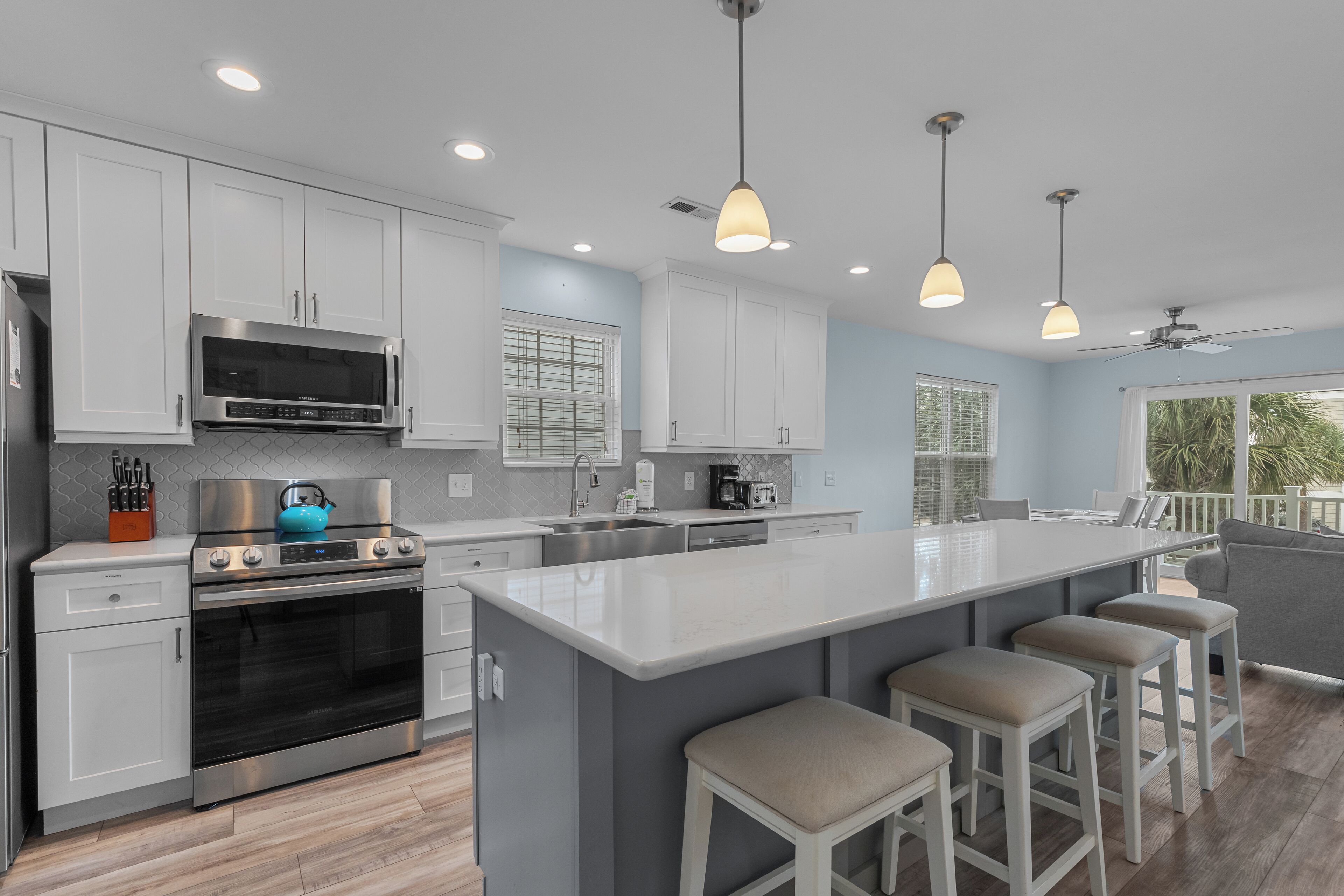 Frigorífico, microondas, horno y placa de cocina