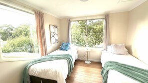 4 Schlafzimmer, Schreibtisch, Bügeleisen/Bügelbrett, Reisekinderbett