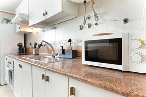 冷蔵庫、電子レンジ、オーブン、コンロ