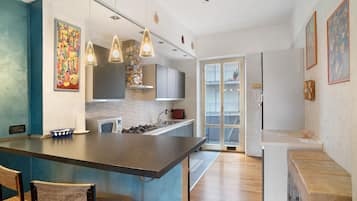 Kylskåp, mikrovågsugn, ugn och spishäll