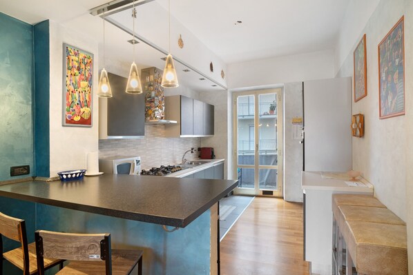 Geladeira, micro-ondas, fogão, cooktop