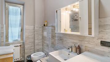 Dusj, hårføner og håndklær