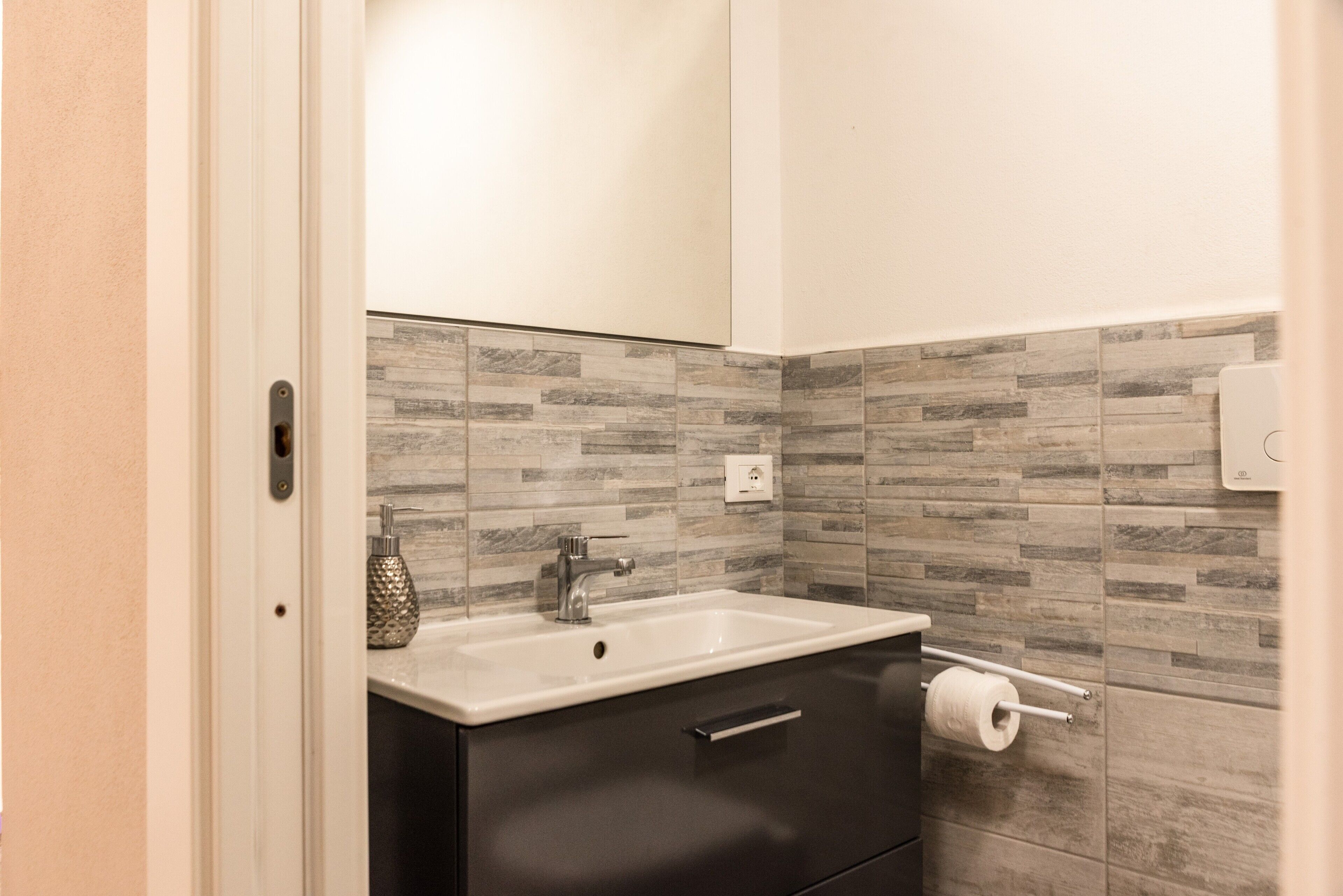 Dusj, hårføner og håndklær