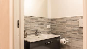 Dusj, hårføner og håndklær