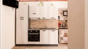 KĂŒhlschrank, Ofen, Herdplatte, Wasserkocher mit Kaffee-/Teezubehör