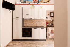Fridge, oven, stovetop, coffee/tea maker - Apartment 'La Casa Di Adina' with Wi-Fi and Air Conditioning (Agrigento)