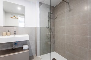 Shower, hair dryer, towels