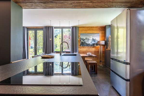 Kühlschrank, Mikrowelle, Ofen, Herdplatte