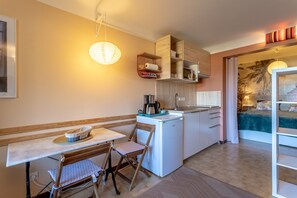 冷蔵庫、電子レンジ、オーブン、コンロ