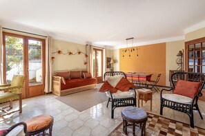 Televisio, takka, pöytätennispöytä