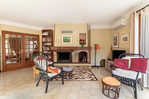 Televisio, takka, pöytätennispöytä