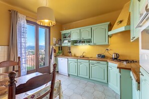 Køleskab, mikrobølgeovn, ovn, kogeplade