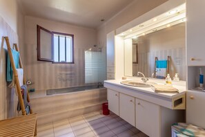Douche, articles de toilette gratuits, sèche-cheveux