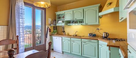 Kylskåp, mikrovågsugn, ugn och spishäll