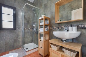 Dusche, Haartrockner, Handtücher