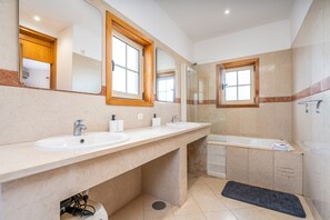 Douche, sèche-cheveux, serviettes fournies