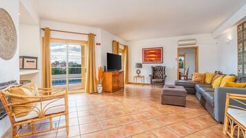 Télévision, cheminée