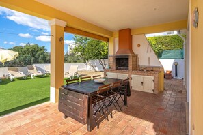 Outdoor dining - Villa 'Alvor' with Sea View, Wi-Fi and Air Conditioning (Alvor)