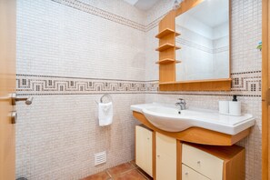 Shower, hair dryer, towels - Villa 'Alvor' with Sea View, Wi-Fi and Air Conditioning (Alvor)