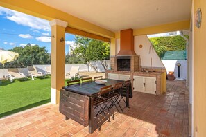 Outdoor dining - Villa 'Alvor' with Sea View, Wi-Fi and Air Conditioning (Alvor)