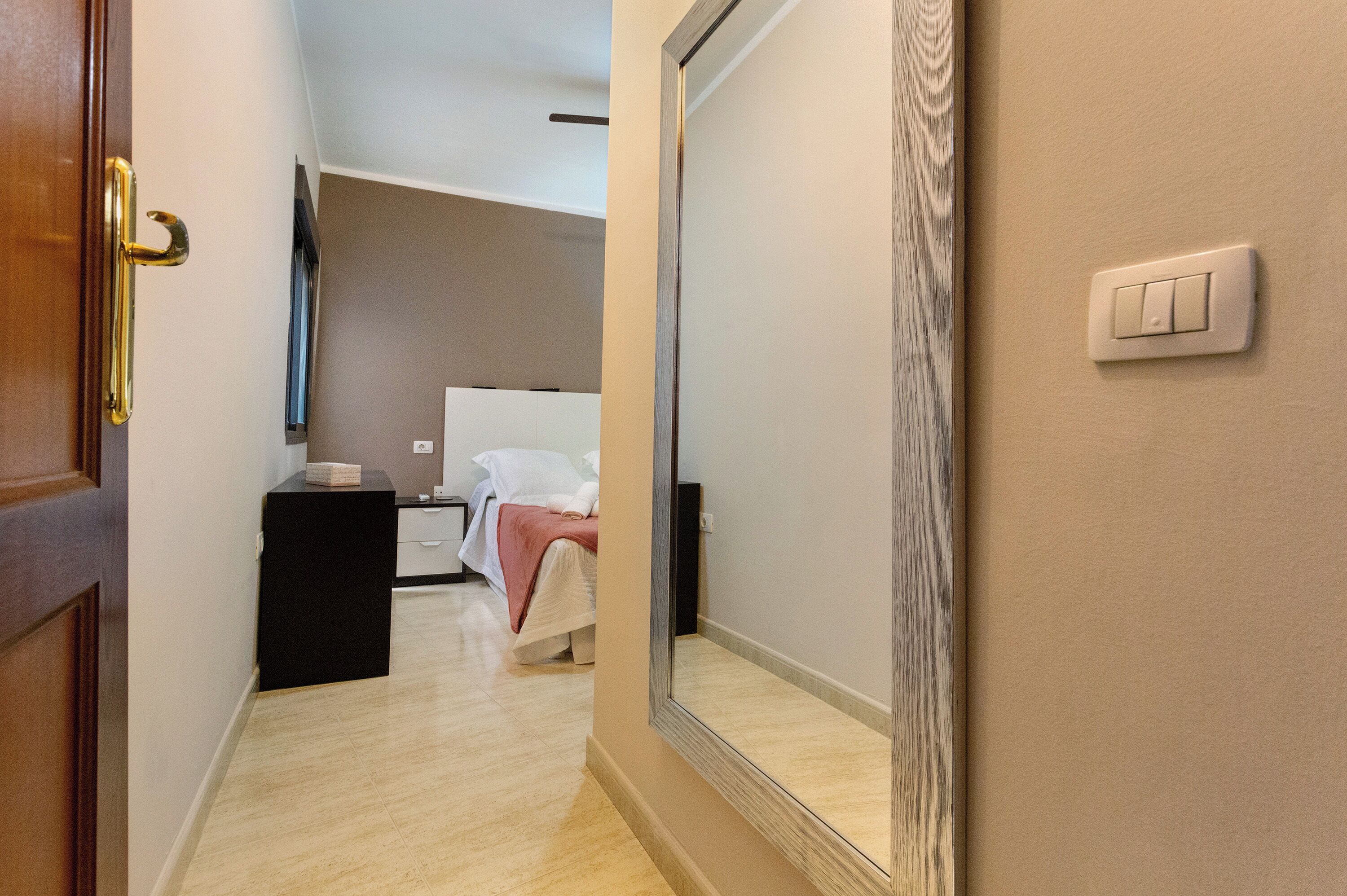 1 dormitorio, tabla de planchar con plancha, wifi gratis y ropa de cama