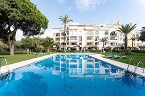 Pool - Apartment 'Beautiful Frontline' with Shared Pool, Wi-Fi and Air Conditioning (Unknown)