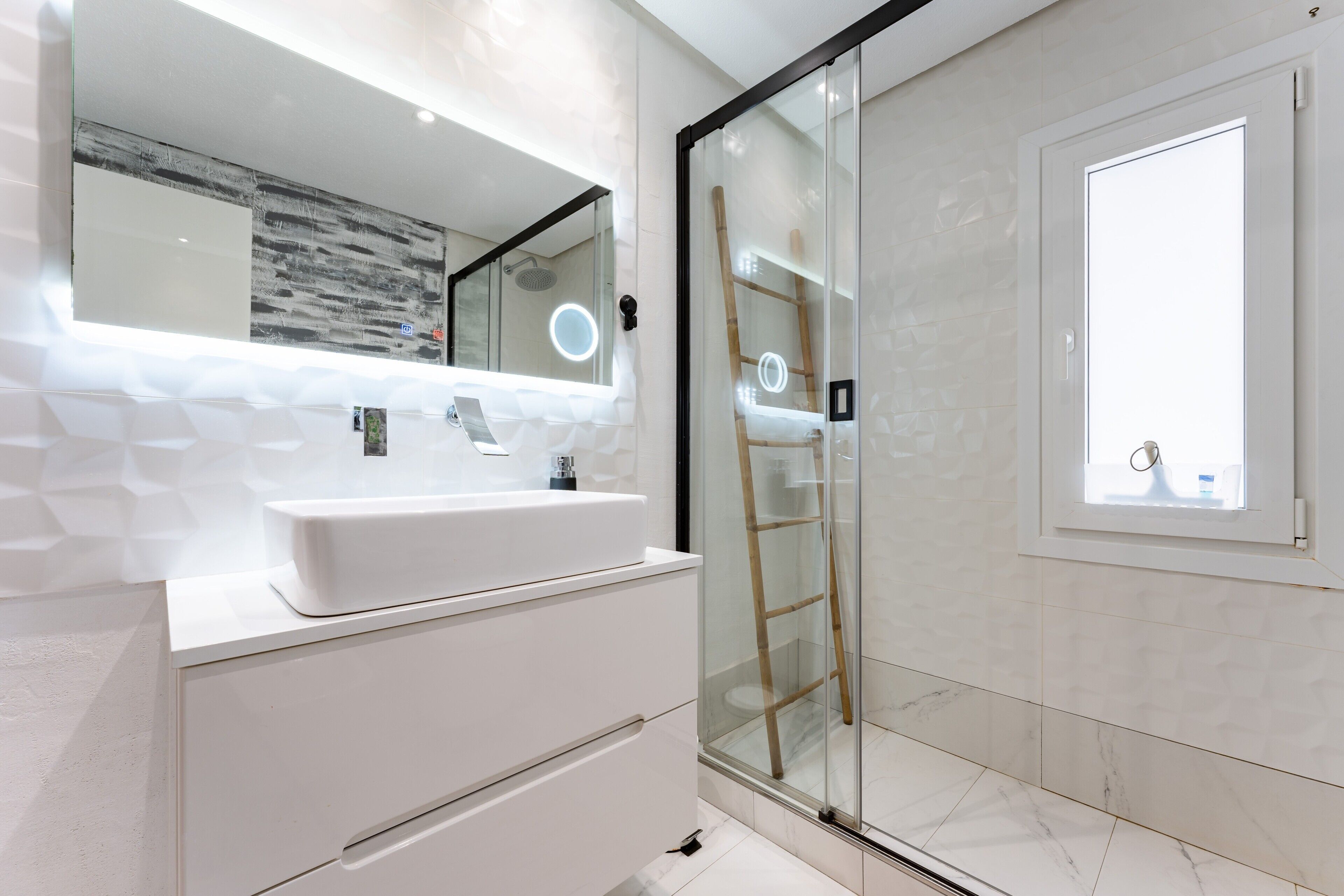 Een douche, een haardroger, handdoeken