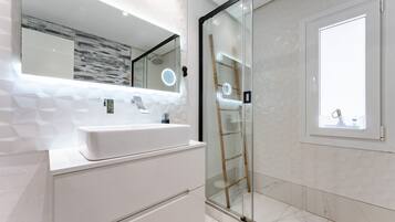 Een douche, een haardroger, handdoeken