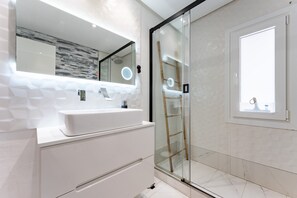 Shower, hair dryer, towels - Apartment 'Beautiful Frontline' with Shared Pool, Wi-Fi, and Air Conditioning (Unknown)