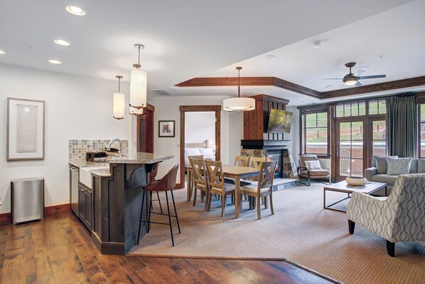 Un salón amplio con cocina, mesa de comedor y zona de estar.