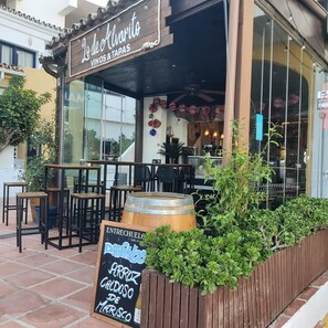 Outdoor dining - Apartment 'Mi Patio, Port Of Cabopino' with Shared Pool, Wi-Fi and Air Conditioning (Unknown)