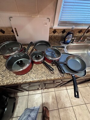 Superior tweepersoonskamer, 1 queensize bed | Gedeelde keukenfaciliteiten | Een koelkast, een microgolfoven, een oven, een kookplaat