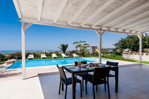 Villa 'Marigù Con Spa E Piscina' mit Meerblick, Wi-Fi und Klimaanlage
