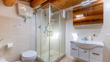 Een douche, een haardroger, handdoeken