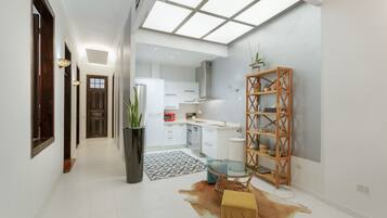 Frigorífico, microondas, horno y placa de cocina