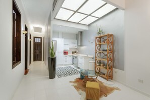 冷蔵庫、電子レンジ、オーブン、コンロ