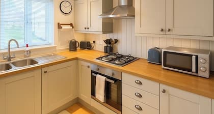 Elegant 2BD Townhouse in Thirsk: Cozy and Stylish