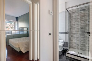 Dusj, hårføner og håndklær