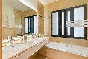 Een douche, een haardroger, handdoeken