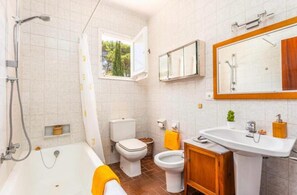 Regadera, secadora de cabello, toallas 