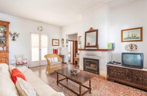 Televisión, chimenea, mesa de ping pong