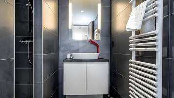 Douche, sĂšche-cheveux, serviettes fournies