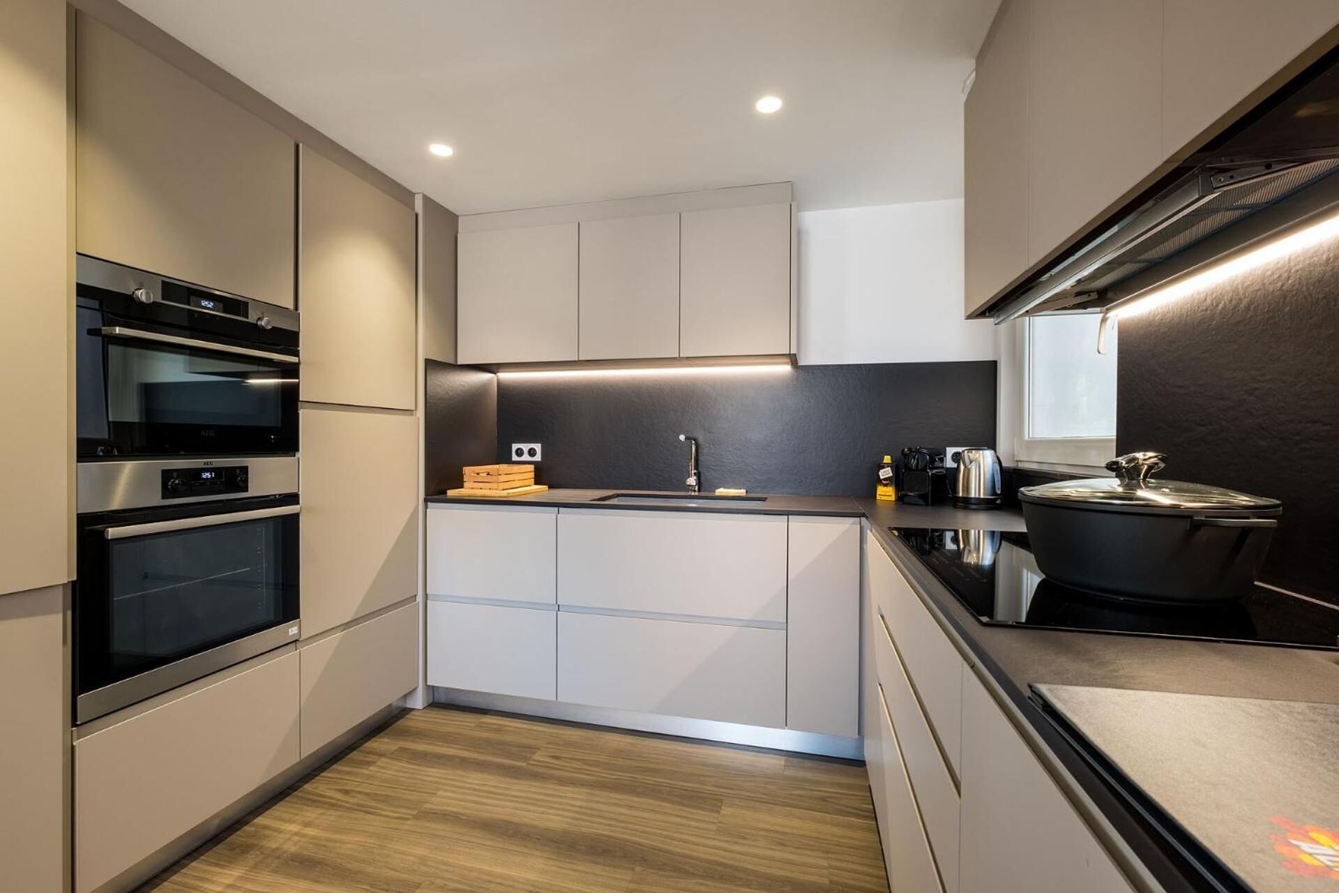 Réfrigérateur, micro-ondes, four, plaque de cuisson